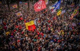 Brasileiros fazem defesa da democracia em jornada histórica