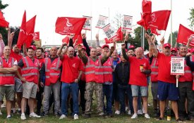 Continua a greve no maior porto de contentores do Reino Unido