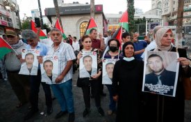 Trinta presos palestinianos em protesto contra a detenção administrativa