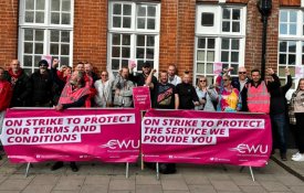 Trabalhadores em greve no Reino Unido contra a «uberização» dos correios