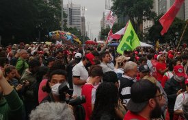Milhares nas ruas de São Paulo em defesa da democracia