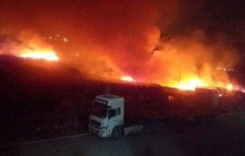 Caravana iraniana bombardeada em al-Bukamal, junto à fronteira com o Iraque