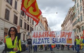 «Baixar as armas, subir os salários» – manifestação em Pisa a caminho de Génova