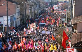 Franceses mantêm-se nas ruas contra a reforma das pensões