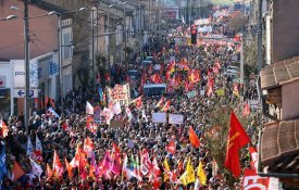 Franceses mantêm-se nas ruas contra a reforma das pensões