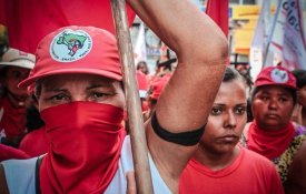  Mulheres Sem Terra mobilizam-se contra o agronegócio, a fome e as violências