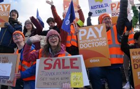 Jovens médicos britânicos em greve por melhores salários