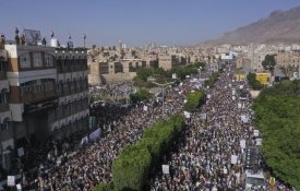 Multidões enchem as ruas no Iémen para assinalar oito anos de guerra de agressão