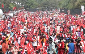 Em Déli, um mar de vermelho contra as políticas de Modi