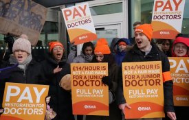  Jovens médicos ingleses voltam à greve porque «o governo se recusa a ouvir»