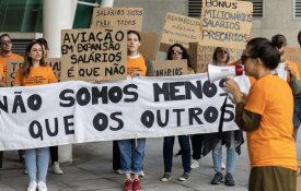 Tripulantes de cabine da easyjet iniciam greve com concentração no Porto