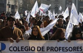 Docentes chilenos em greve por melhores salários e condições