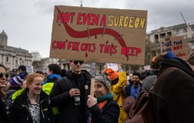 Jovens médicos iniciam seis dias de greve em Inglaterra por melhores salários