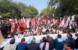 Muitos milhares de estudantes em Déli contra a política educativa de Modi