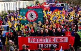 Sindicatos britânicos protestam contra lei anti-greves dos Conservadores