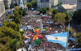 Milhares de argentinos honram as vítimas da ditadura e não poupam Milei