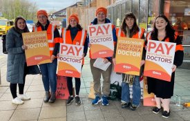 Jovens médicos no País de Gales em greve pela valorização dos salários