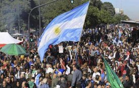 Professores argentinos em greve contra medidas de Milei 