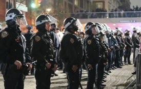 Centenas de polícias invadem Universidade de Columbia para reprimir estudantes