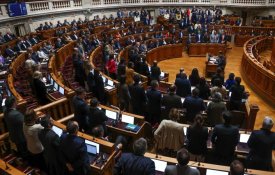 25 de Novembro: reescrita da história e apagamento de Abril discutido na Assembleia