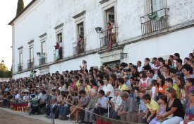 Ver os 48 anos de ditadura fascista para festejar a Revolução