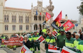 200 trabalhadores da Câmara de Sintra protestaram contra a concessão de serviços