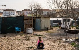 MDM. Pobreza e falta de casa não podem justificar retirada de crianças a famílias