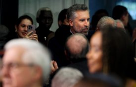 Programa eleitoral do PS com capa de esquerda para esconder políticas de direita