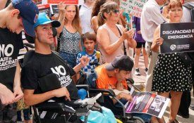 Pessoas com deficiência manifestaram-se contra a «motosserra» de Milei