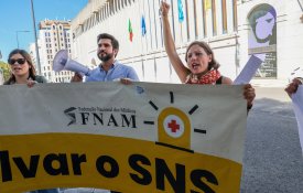 Governo tem em marcha «desmantelamento do SNS e não uma reorganização», acusa FNAM