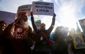 Múltiplos protestos contras as políticas de austeridade na Argentina