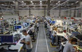 Faurecia lucra 49 milhões em 3 anos, mas patronato fica em silêncio sobre salários