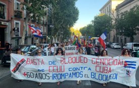 Centenas de pessoas em Madrid exigem o fim do bloqueio a Cuba