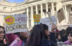 Enorme protesto contra veto de Milei à Lei de Emergência na Deficiência