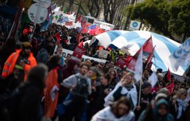 Trabalhadores uruguaios exigem mais ao governo de Yamandú Orsi