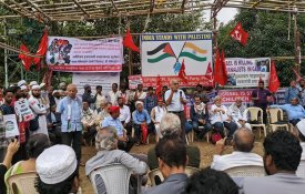 Protesto em Mumbai contra o genocídio na Palestina, à terceira tentativa