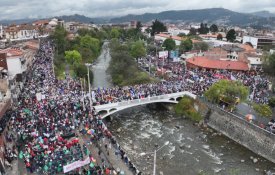 Uma multidão em defesa da água e contra a exploração mineira no Equador