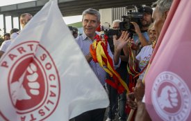 PS: a esquerda da direita ou a direita da esquerda?