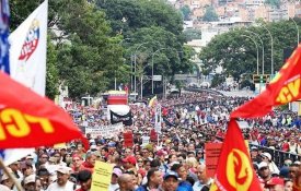 Milhares de pessoas nas ruas de Caracas em defesa da paz e da soberania