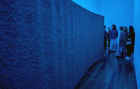 Explorar diálogo entre materiais, arte digital e ilustração