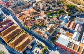 Moradores do Pátio da Quintinha entregam abaixo-assinado na Câmara de Lisboa