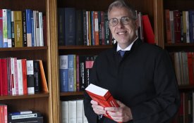 Advogados e juristas repudiam opinião de bastonário 