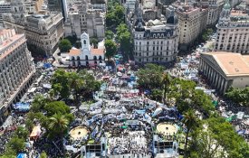 Um mar de gente nas ruas de Buenos Aires contra a reforma laboral de Milei