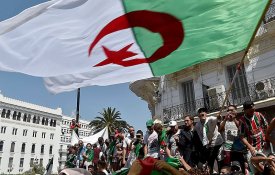 Argélia aprova lei que criminaliza práticas coloniais de França