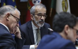 Governo refugia-se na comunidade portuguesa para não condenar a acção de Trump