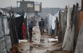 Mau tempo, restrições e ataques israelitas continuam a matar em Gaza