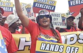 «Estado pária»: sul-africanos protestam frente à Embaixada dos EUA em Pretória