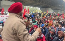 Em dia de resistência nacional, trabalhadores indianos contra legislação danosa