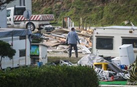 À esquerda do PS exige-se layoff a 100%, mas Carneiro pede «um programa complementar»