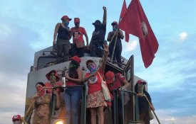 Mulheres do MST conquistam reflorestamento de terras após bloquear trilhos da Samarco